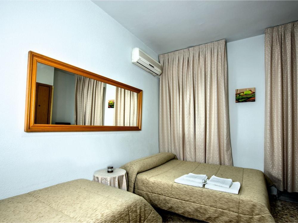 Hostal Santa Barbara Сория Екстериор снимка