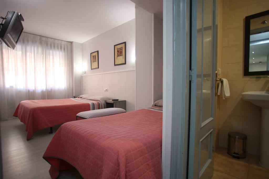 Hostal Santa Barbara Сория Екстериор снимка